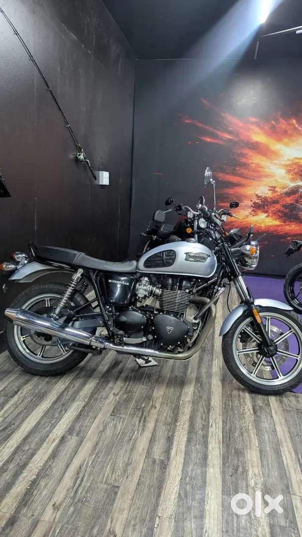 Triumph Bonneville T100 — photo 1 of 4